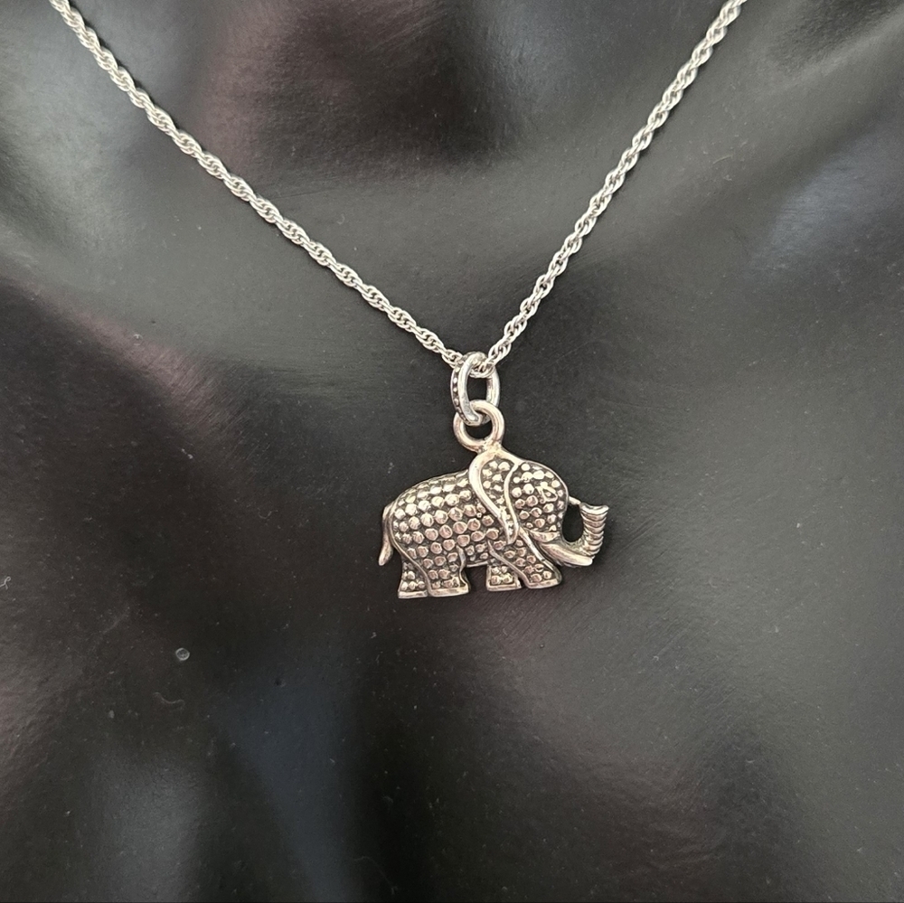 Elegant 925 Silver Elephant Pendant Necklace - Picture 8 of 8